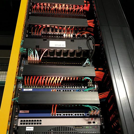 Rack de retea cu patch panel si cabluri colorate, legate ordonat