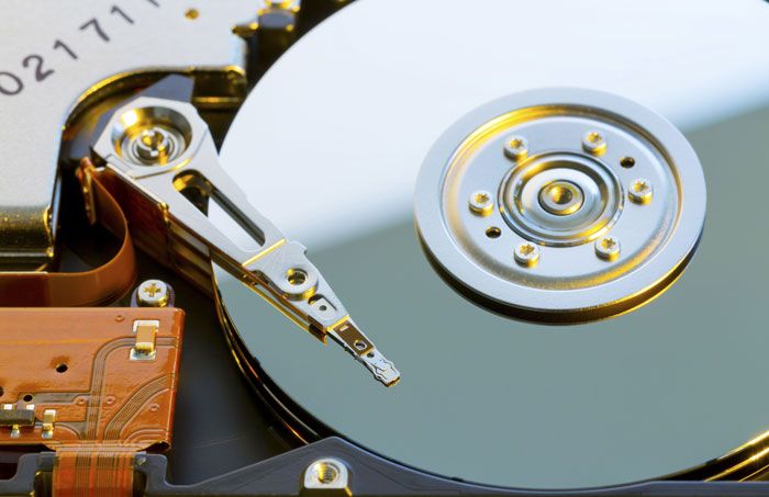 Hard disk deschis, cu platanul si bratul de citire la vedere